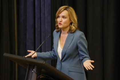 Pilar Alegría: ¿La IA en Educación? ¡Alto Riesgo a la Vista!