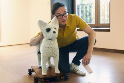 El Perro Robot Que «Expulsa» Arte: ¿Genialidad o Basura Digital?