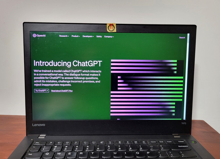 Fotografía de archivo de un ordenador con la portada de ChatGPT, un programa de inteligencia artificial desarrollada por la empresa OpenAI.