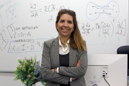 Nuria Oliver aboga por transformar la educación para sumar el potencial de la Inteligencia Artificial