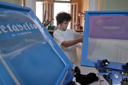 El ‘Metavelso’ Cubano: Moda con Sarcasmo y NFTs como Refugio ante la Crisis