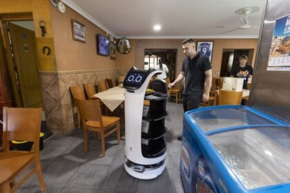 Un robot camarero sirve tradición en una venta con más de 200 años de historia