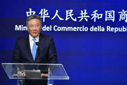 Pekín pide a Apple profundizar su inversión y Tim Cook reafirma el compromiso con China
