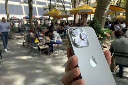 El tropiezo de Apple Intelligence: Retrasos, reorganización y una demanda ensombrecen su futuro