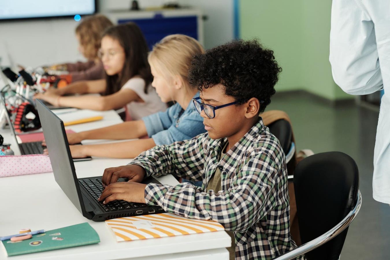 ¿Preparando a los niños para un futuro dominado por la IA? 250 CEOs exigen un cambio radical en la educación