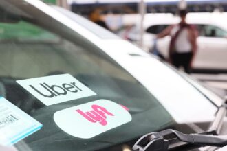 ¿El Futuro del Taxi? Uber Apuesta Fuerte por los Robotaxis, Pero ¿Quién Controlará el Volante?
